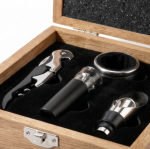 Set de vino con accesorios de acero inoxidable en caja de madera color madera cuarta vista