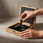 Set de vino con accesorios de acero inoxidable en caja de madera color madera sexta vista