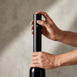 Abridor eléctrico de plástico ABS para botellas accionado 4 pilas AA color negro vista detalle 5