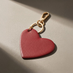 Llavero de PU en forma de corazón con caja de presentación incluida color rojo cuarta vista