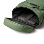 Mochila acolchada de poliéster reciclado con apertura superior 15'' color verde oscuro vista detalle 3