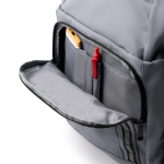 Mochila para PC de plástico reciclado con bandas reflectantes 15” color gris vista detalle 1