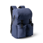 Mochila de poliéster reciclado con solapa con hebillas 15” color azul marino primera vista de uso