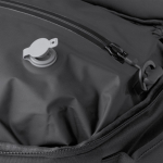 Mochila de poliéster eco con compresión al vacío con bomba eléctrica 15” color negro vista detalle 5