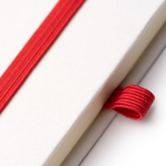 Libreta de cartón con soporte para bolígrafo A5 hojas a rayas color rojo vista detalle 2