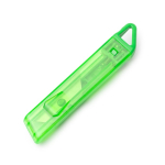 Cutter con diseño translúcido y sistema de seguridad auto-retráctil color verde primera vista de uso