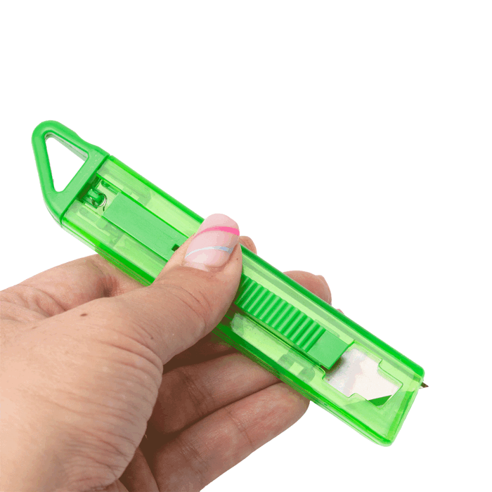 Cutter con diseño translúcido y sistema de seguridad auto-retráctil color verde