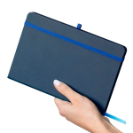 Libreta tapa de PU reciclado con marcapáginas A5 y hojas a rayas color azul cuarta vista