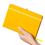 Libreta tapa de PU reciclado con marcapáginas A5 y hojas a rayas color amarillo cuarta vista