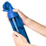 Botella de tritán resistente con cierre de clic y asa superior 750ml color azul séptima vista
