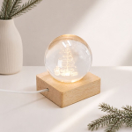 Adorno navideño de bola de cristal con base de madera y luz cálida