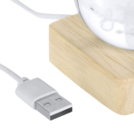 Adorno navideño de bola de cristal con base de madera y luz cálida