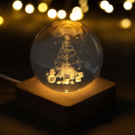 Adorno navideño de bola de cristal con base de madera y luz cálida