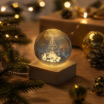 Adorno navideño de bola de cristal con base de madera y luz cálida