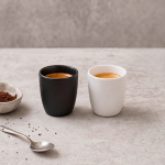Taza para café espresso hecha de cerámica con acabado mate 80ml color negro vista de ambiente
