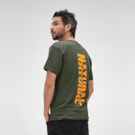 Camiseta unisex de algodón orgánico con cuello de canalé 140 g/m2 color verde militar vista de ambiente