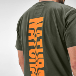 Camiseta unisex de algodón orgánico con cuello de canalé 140 g/m2 color verde militar vista de detalle