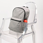 Mochila ligera de plástico reciclado con interior acolchado PC 15,6” color gris vista de ambiente