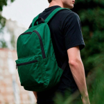 Mochila ligera de plástico reciclado con interior acolchado PC 15,6” color verde vista de ambiente