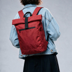 Mochila con cierre enrollable de plástico reciclado para PC 15,6'' color rojo vista de ambiente