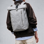 Mochila ecológica roll-top con base reforzada y bolsillo frontal 16L color gris claro vista de ambiente