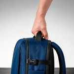 Mochila de cabina de plástico reciclado resistente al agua de 17” color azul marino vista de ambiente