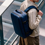 Mochila de cabina de plástico reciclado resistente al agua de 17” color azul marino