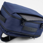 Mochila de cabina de plástico reciclado resistente al agua de 17” color azul marino vista de detalle