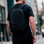 Mochila de plástico reciclado resistente al agua ideal para PC de 17'' color negro vista de ambiente