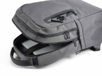 Mochila de plástico reciclado resistente al agua ideal para PC de 17'' color gris oscuro vista de detalle