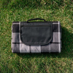 Manta de pícnic plegable de poliéster reciclado con reverso impermeable color gris tercera vista de ambiente
