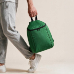 Mochila isotérmica de poliéster reciclado y doble cremallera 12L color verde vista de ambiente