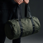 Bolsa de gimnasio de nylon reciclado con compartimento para calzado color verde oscuro vista de ambiente