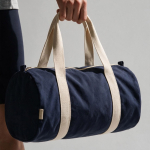 Bolsa deportiva ideal para el gimnasio con tejido ecológico 30L color azul marino vista de ambiente