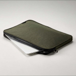 Funda de nylon reciclado portátil resistente e impermeable 15,6'' color verde oscuro vista de ambiente