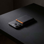 Portatarjetas magnético para móvil en piel sintética con clip color negro vista de ambiente