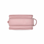 Neceser de piel sintética reciclada con colgante y tres compartimentos color rosa tercera vista
