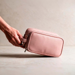 Neceser de piel sintética reciclada con colgante y tres compartimentos color rosa