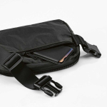 Riñonera de nylon reciclado impermeable con bolsillo trasero 1,5L color negro vista de detalle