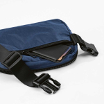 Riñonera de nylon reciclado impermeable con bolsillo trasero 1,5L color azul marino vista de detalle