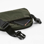 Riñonera de nylon reciclado impermeable con bolsillo trasero 1,5L color verde oscuro vista de detalle