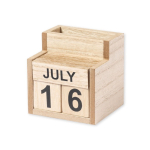 Lapicero con calendario en madera MDF con tipografía de fácil lectura color natural primera vista
