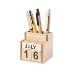 Lapicero con calendario en madera MDF con tipografía de fácil lectura