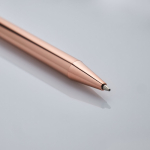Bolígrafo de metal con acabado pulido brillante y clip tinta azul color oro rosa