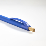 Bolígrafo de aluminio reciclado con acabado de goma y clip tinta azul color azul real
