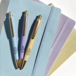 Bolígrafo de aluminio con detalles dorados mate y recortes tinta azul color blanco