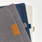 Libreta de tejido pana con bolsillo frontal y portaboli A5 hojas lisas color gris claro