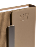 Agenda diaria de piel sintética, textura acanalada y cierre magnético A5 color beige