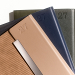 Agenda diaria de piel sintética, textura acanalada y cierre magnético A5 color beige