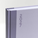 Agenda diaria de papel estucado y acabado laminado con marcapáginas A5 color violeta